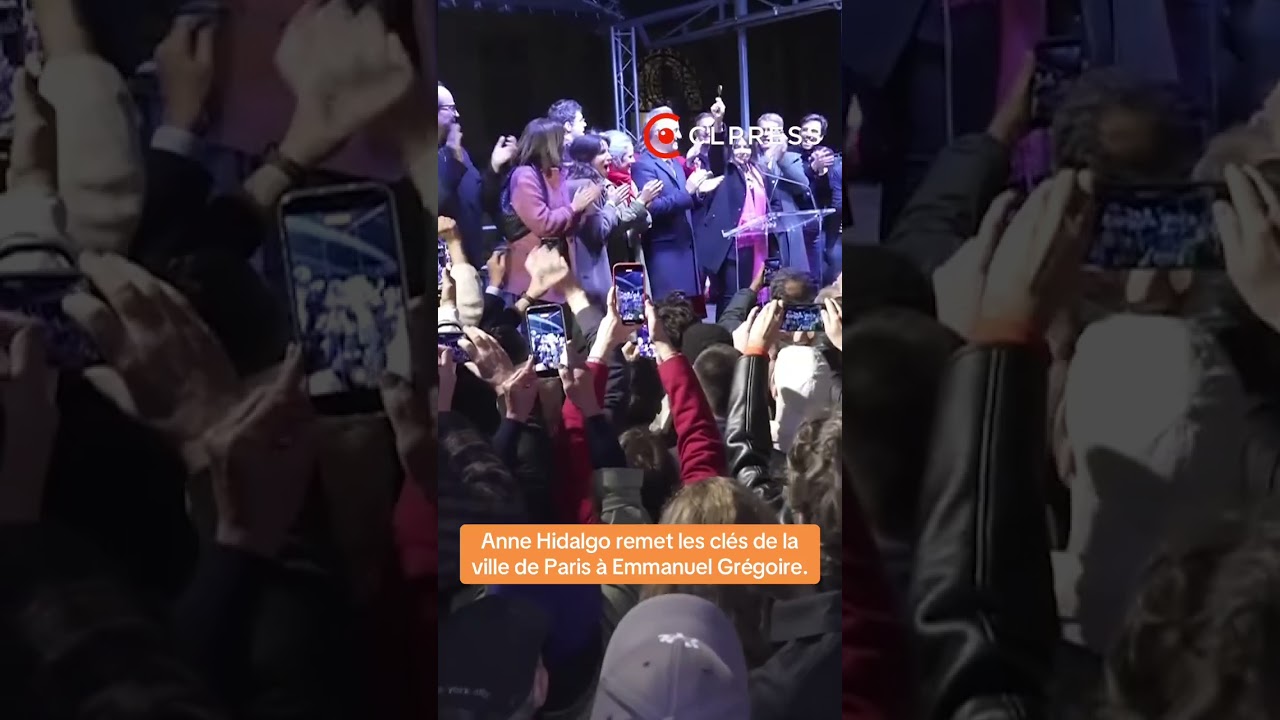 Anne Hidalgo remet la clé de Paris à Emmanuel Grégoire après sa victoire aux élections municipales