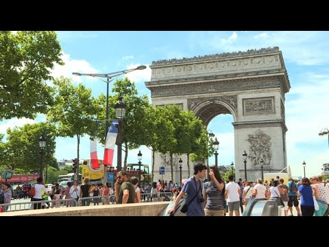 Paris: les touristes sont de retour après les attentats