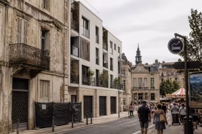 découvrez pourquoi votre commune a fortement augmenté la taxe de séjour en 2026 et quelles sont les conséquences pour les logements touristiques. analyse des impacts pour les habitants et les visiteurs.