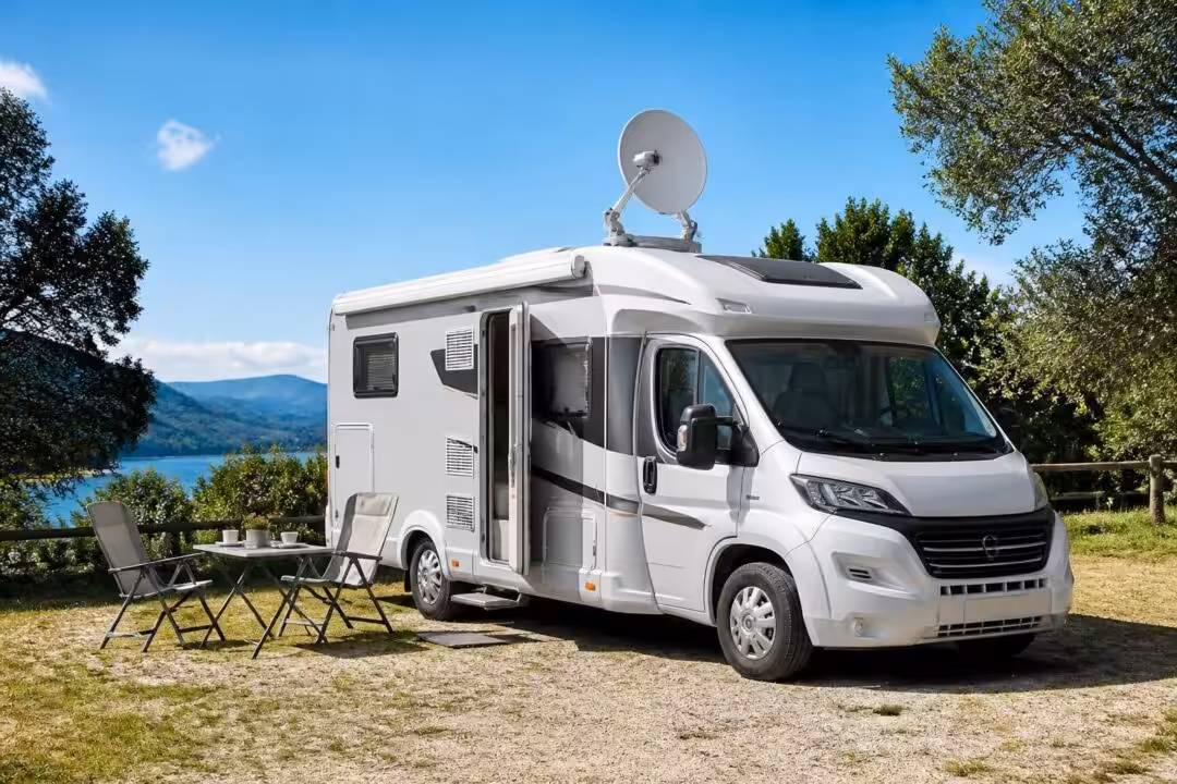 découvrez notre guide complet sur les antennes tv pour camping-car et profitez d'une réception optimale lors de vos voyages en camping.