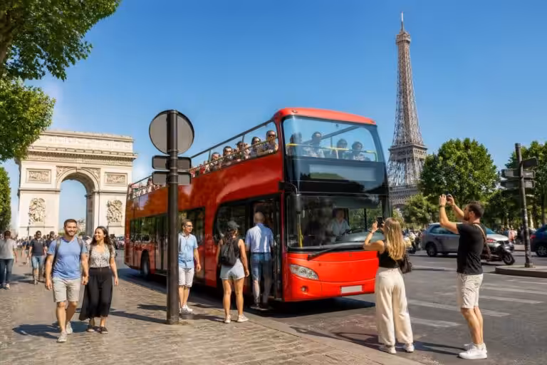 découvrez le bus hop on hop off à paris : achetez vos billets en ligne et profitez d'infos pratiques pour visiter la ville à votre rythme.