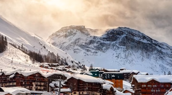 Gstaad vs St. Moritz : quelle station suisse privilégier pour des vacances de ski inoubliables ?