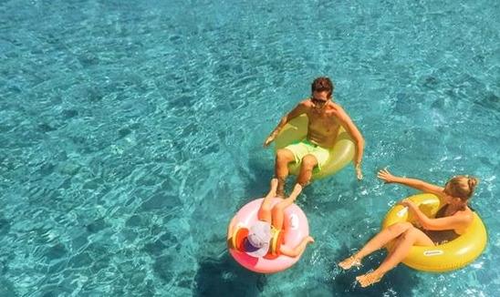 Julian Bugier savoure ses vacances entre éclipses, plage et piscine en compagnie de son épouse Claire Fou…