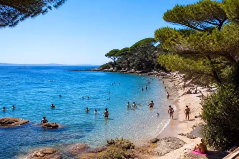 découvrez la plage du bau-rouge à carqueiranne, parfaite pour une baignade détente dans un cadre naturel préservé.