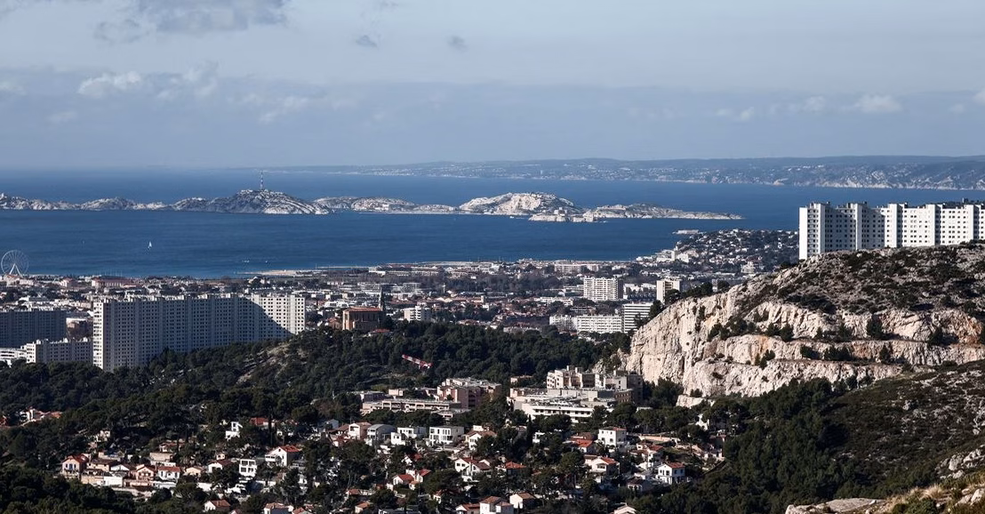 Choisir son itinéraire : îles d'Or, calanques de l'Esterel et roches de Marseille en photo